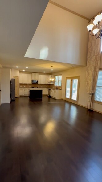 Building Photo - 4950 Belcrest Way