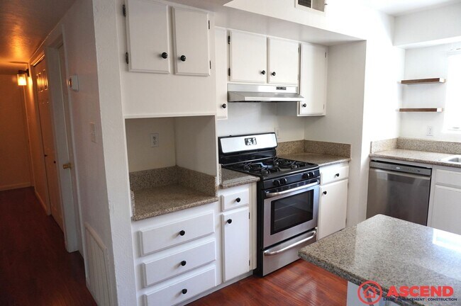 Building Photo - Cozy 3BD/2BA Home in Bakersfield's 93306 — Fully Equipped, Fireplace, Solar & All Pets Welcome!
