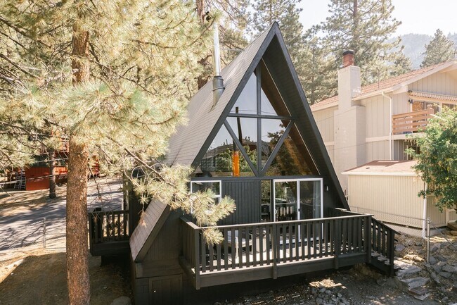 Building Photo - Fully Furnished Modern Mountain Cabin in Wrightwood 2 bedroom 1 bath