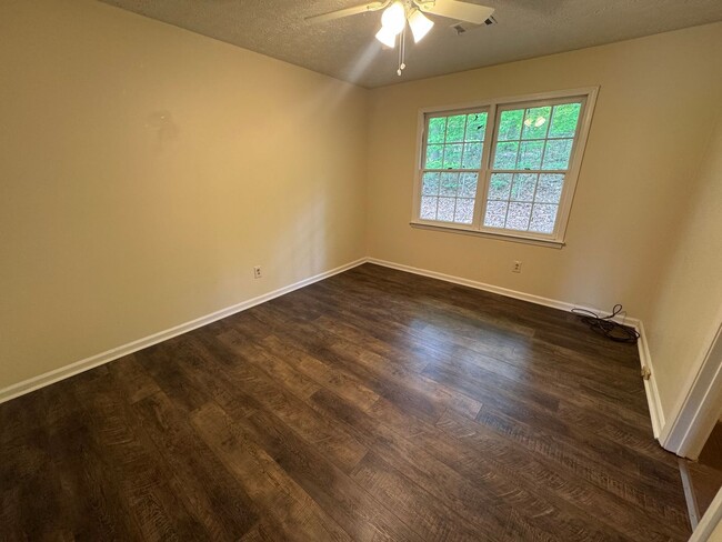 Building Photo - 505 Chateau Dr SE