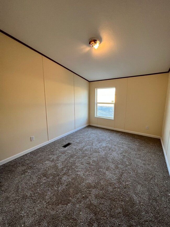 Building Photo - Country living close to town on 1 acre!