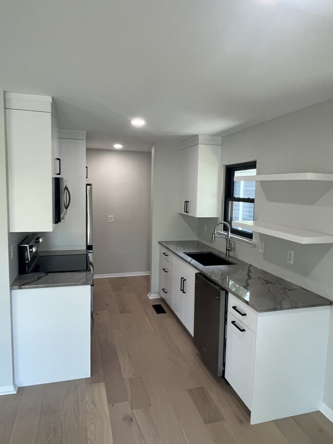 Building Photo - 220 Eveningside Dr