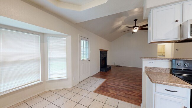 Building Photo - FREE DECEMBER RENT!!!