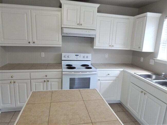 Building Photo - 451 Wisteria Dr
