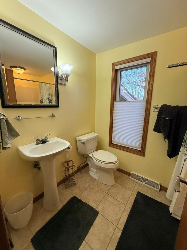 Building Photo - 3 Bed 2.5 Bath Home for Rent, 3.25 Wooded Acres, Oconomowoc Area Schools