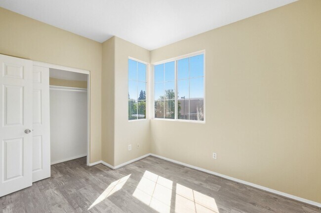 Building Photo - 1935 E Harvard Privado