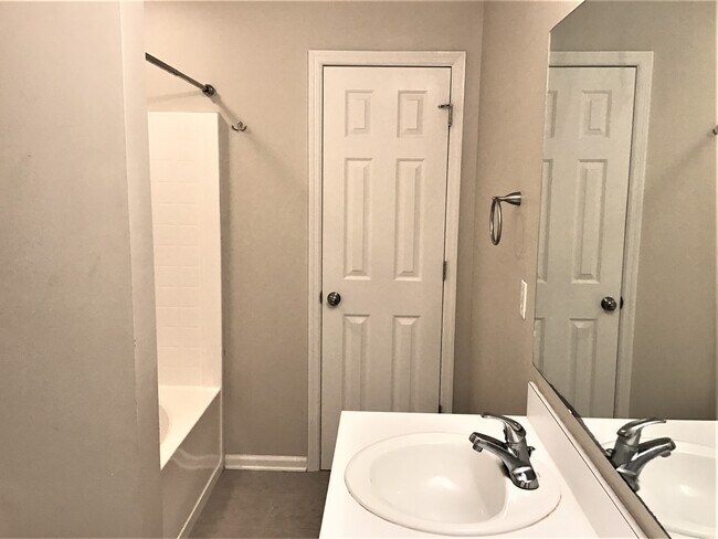 Building Photo - 142 Cotillion Cres