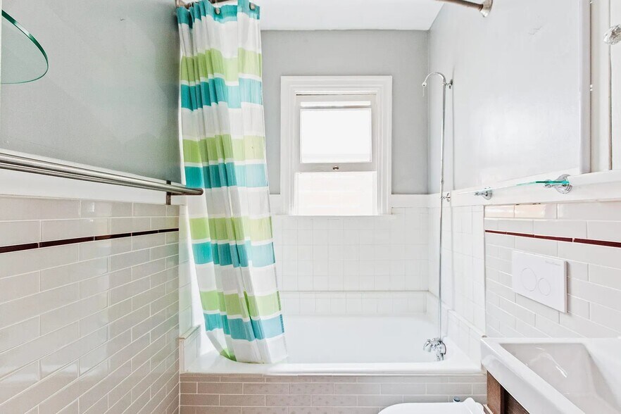 Bath - 1033 Grant St