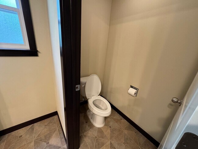 Building Photo - Gorgeous Mount Vernon Home 3 bedroom 2.5 Bathroom