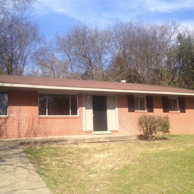 Primary Photo - **AVAILABLE NOW**3 Bedroom / 1 1/2 Bathroo...