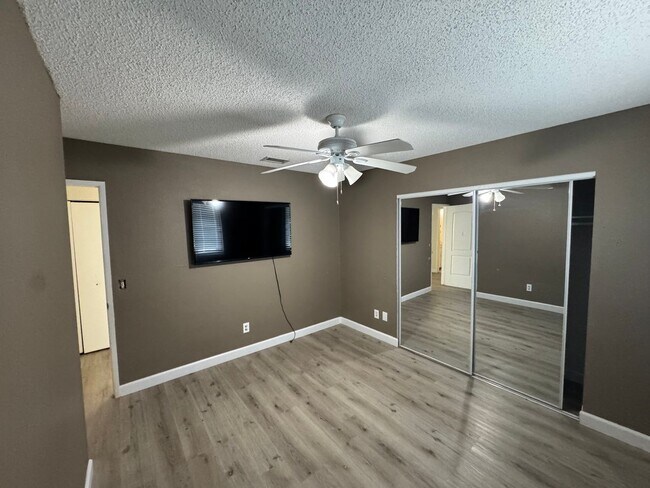 Building Photo - 2 bed/ 1 bath home / large yard / central located / Available Now!!