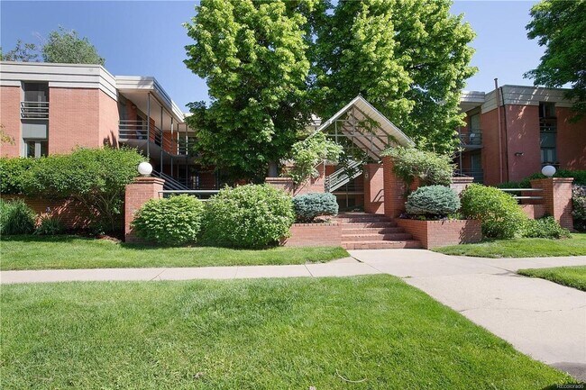 Building Photo - HIGHLY DESIRABLE West Pearl 2 Bed 1 Bath Top Floor Condo-Available August 5th!