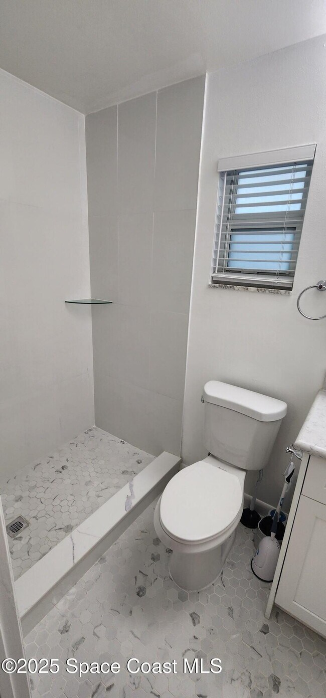 Building Photo - 109 Vía Havarre