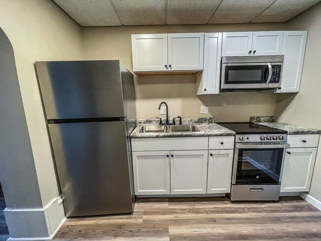 Building Photo - Beautifully Renovated 1 Bedroom Apartment with Private Entrance
