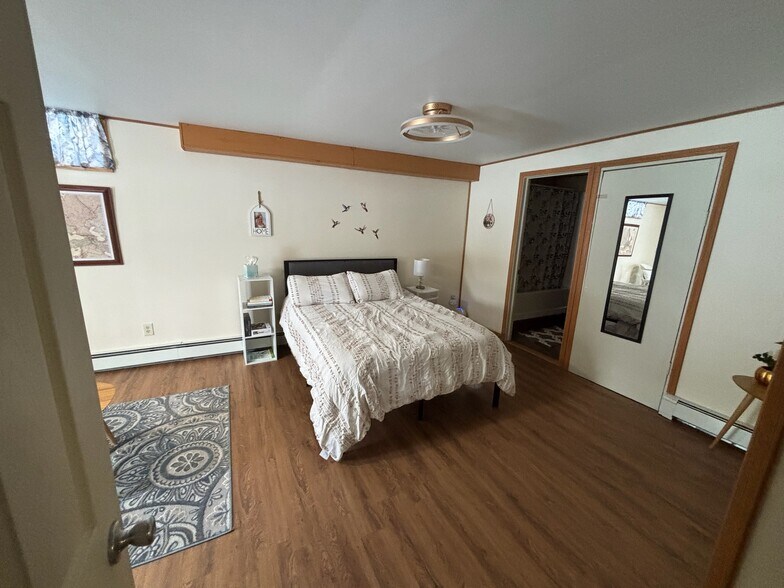 Building Photo - 615 June St