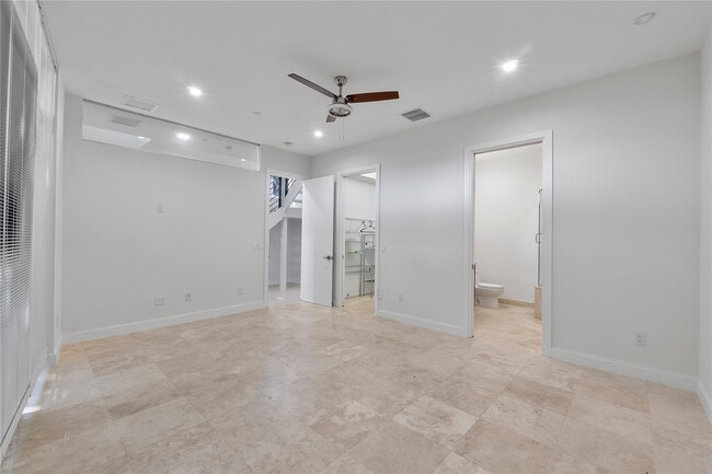 Building Photo - 3270 NE 15th St