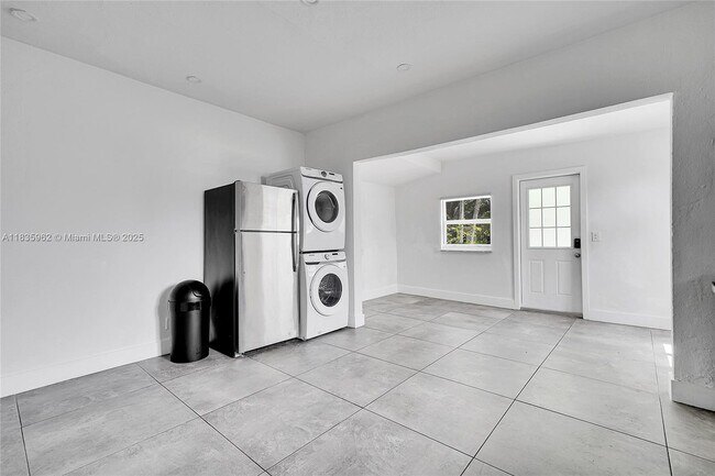 Building Photo - 19 NE 48th St