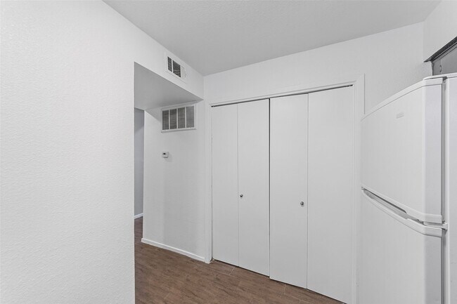 Building Photo - 6738 Eastridge Dr