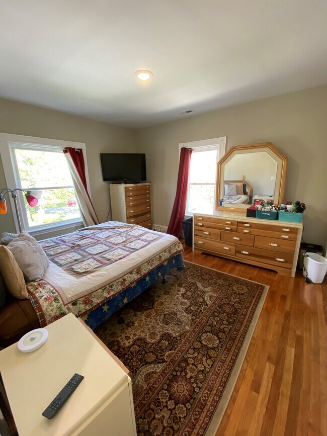 Massive primary bedroom - 284 Central St