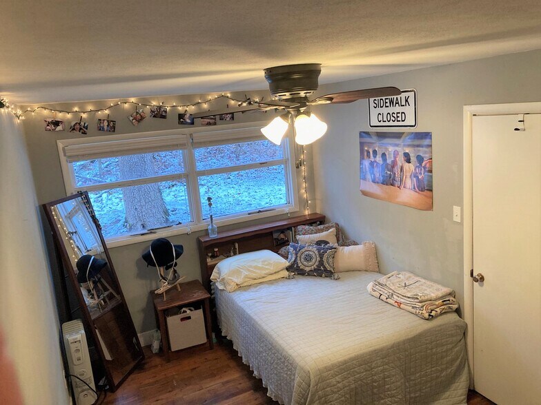 SE bedrm - S facing windows, closet door - 119 Fyfer Pl