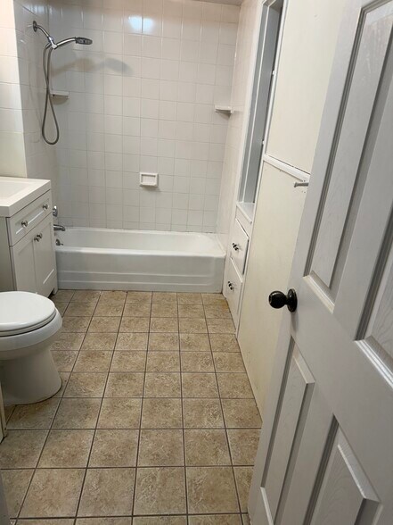 Building Photo - 592 Salem St