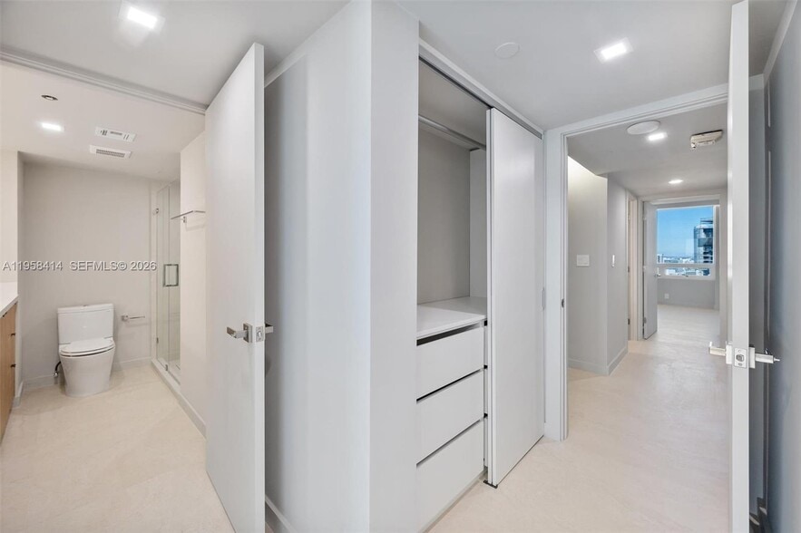 Building Photo - 1541 Brickell Ave