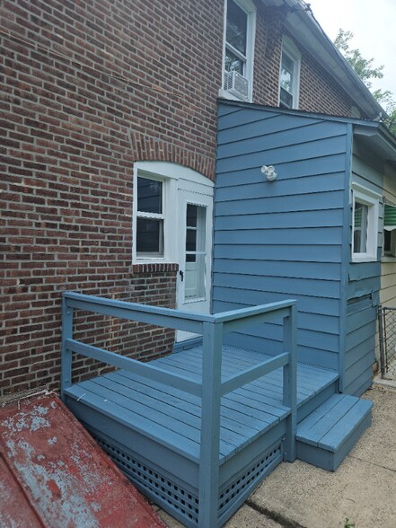 Building Photo - 609 Harrington St