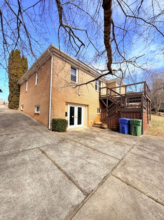 Building Photo - 3 Bed, 2 Bath Pet Friendly Downtown Asheville Location, Available Now - Lawn Care Included!