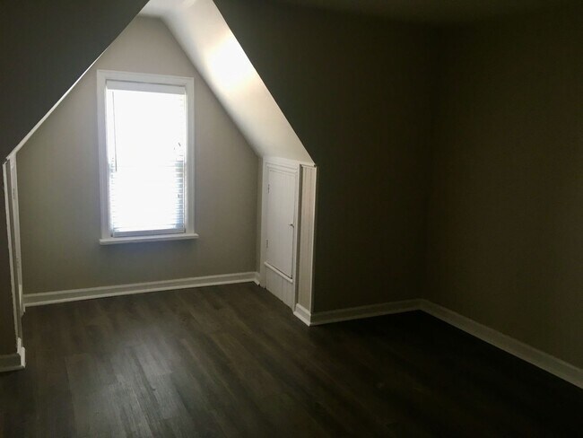 Building Photo - *** Duplex Style Apartment * Pet Friendly * Renovated * Available Now * Granite Counters * Stainl...