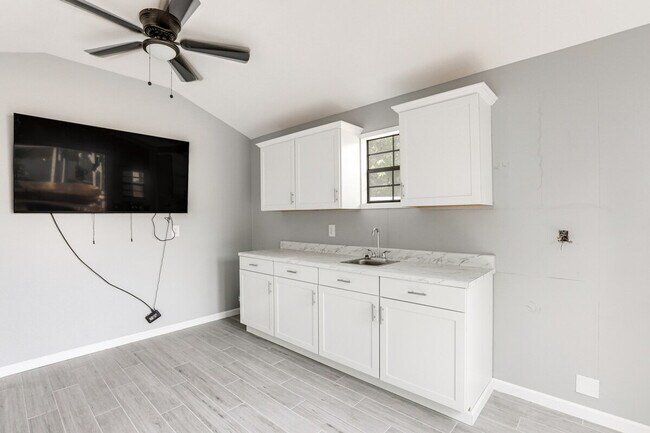 Building Photo - 31 Diane Dr