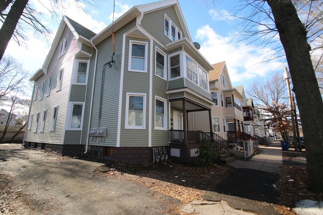 Building Photo - 168 Chatham St