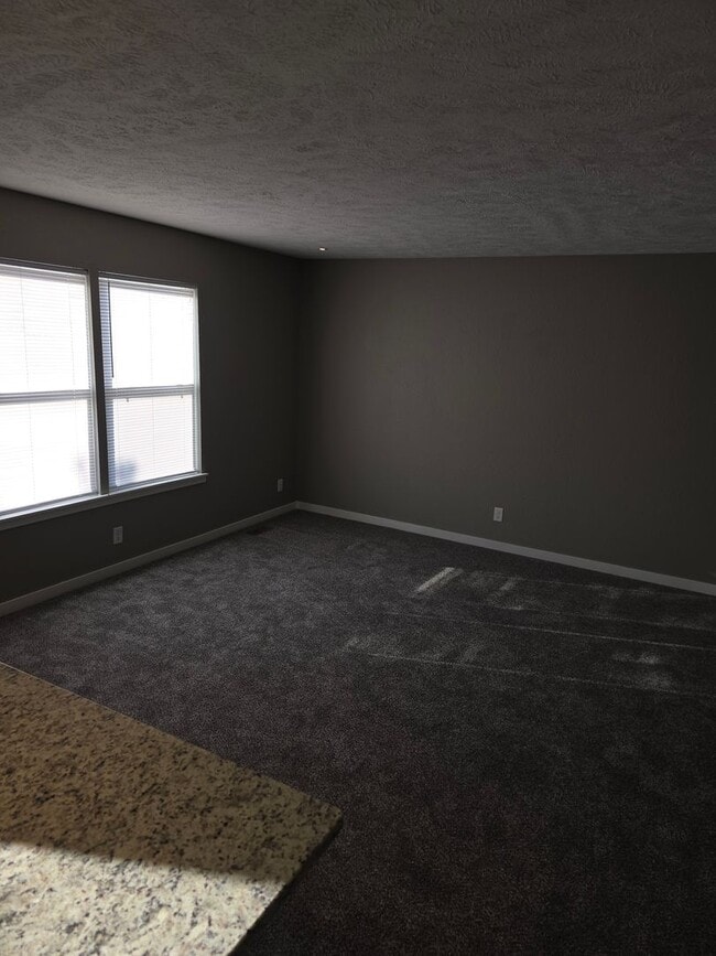 Building Photo - Duplex For Rent! Valley NE