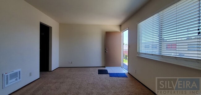 Building Photo - Comfortable upstairs apartment space