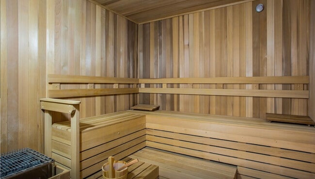 Building Photo - 637 N Wells St