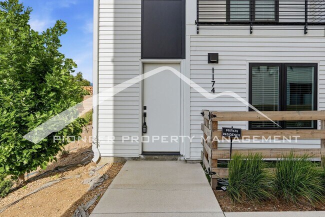 Building Photo - Spacious Townhouse with Central AC and 2-Car Garage