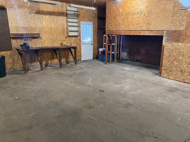 Building Photo - 3-bedroom Home on Private Country Lot with 2 acres & 4-car garage
