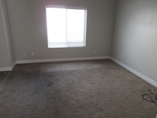 Building Photo - **Move-In Discount**3 bed -2.5 bath - Newer townhome in the heart of Cedar City!