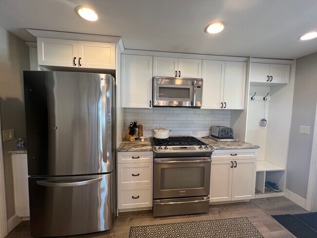Building Photo - Cozy 4 Bedroom Home on Lakefront (Fully Furnished)