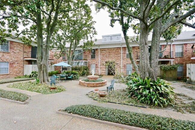 Building Photo - 2824 Briarhurst Dr