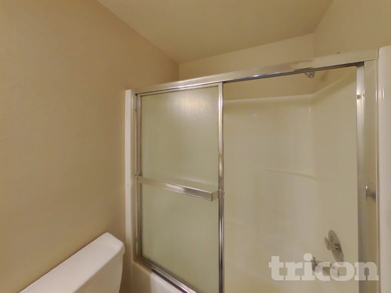 Building Photo - 622 6th Ave S