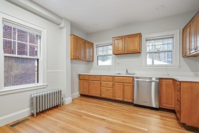 Building Photo - 53 Maple Ave