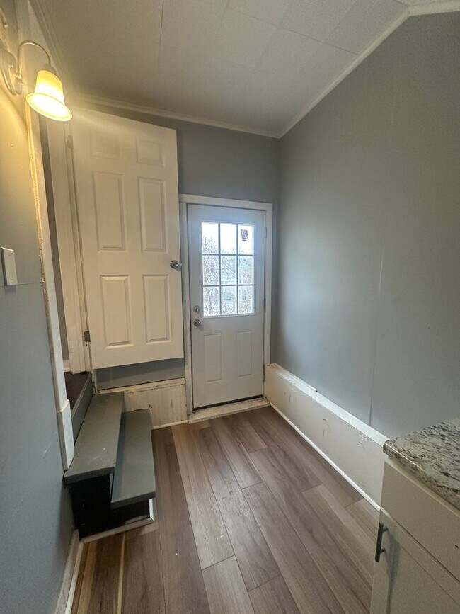 Building Photo - 254 Bowmanville St