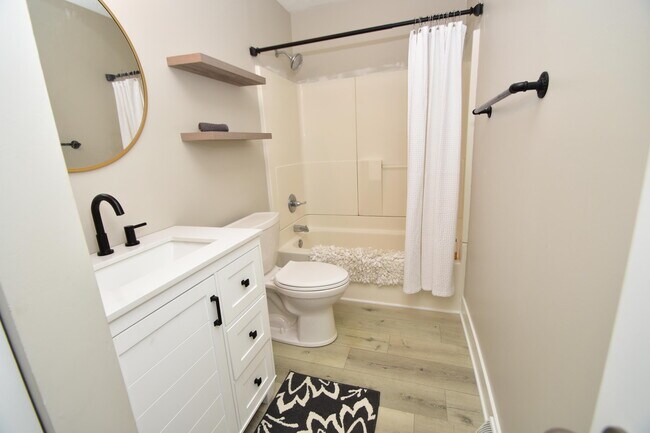 Building Photo - 3805 Wedgewood Ct