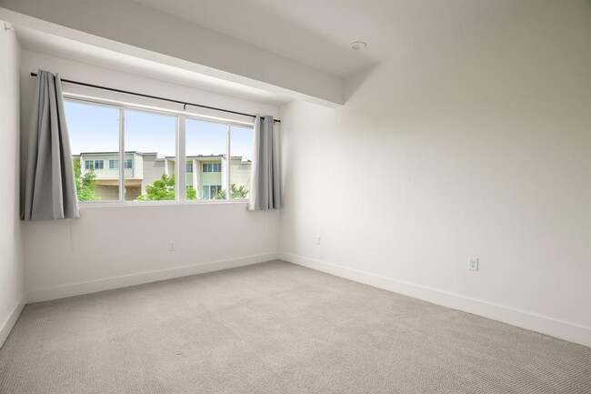 Building Photo - 604 N Bluff Dr