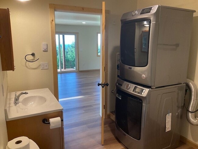 Building Photo - Stunning 2 bed/1 bath Ground Floor with ut...