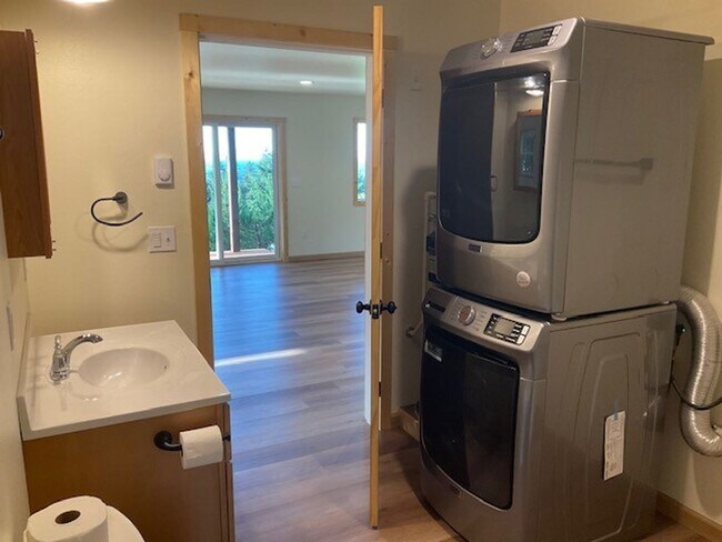 Building Photo - Stunning 2 bed/1 bath Ground Floor with utilities included!