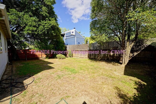 Building Photo - 9 Bayview St