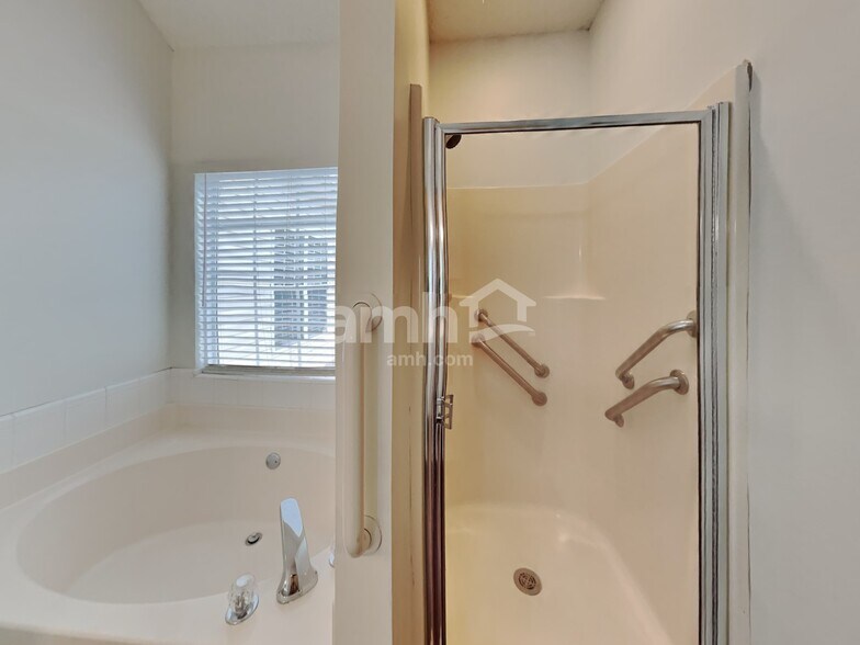 Building Photo - 19504 Tryon St