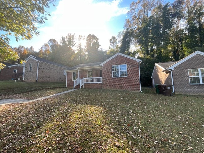 Building Photo - NE HIGH POINT! Newly renovated & painted 3...