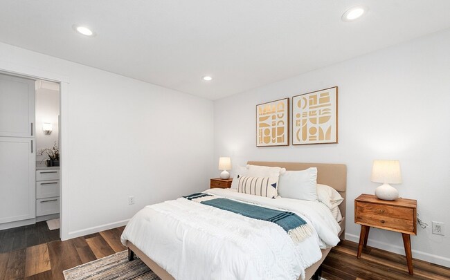 Building Photo - Bright Beautiful Home with huge fenced bac...